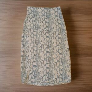 American Eagle Snake Print Midi Stretch Pength skirt. Zip back. Size XS Beige